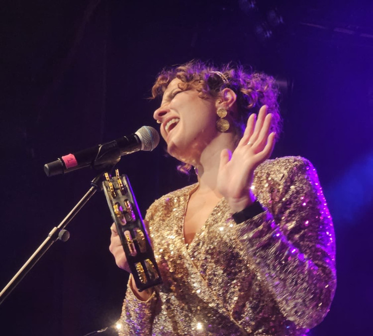 Daliah onstage